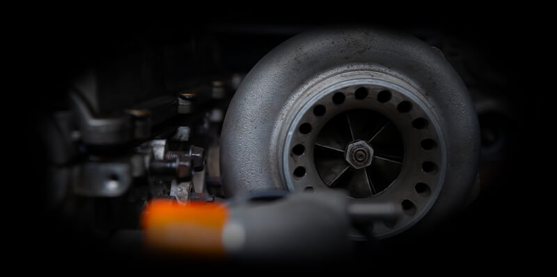 Turbolader Austausch bei Autobielat Swinemünde – fachgerechte Reparatur Nahaufnahme eines Turboladers im Auto für professionellen Wechsel bei Autobielat Swinemünde