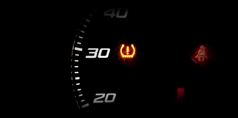 Angaben zum Reifendruck im Auto Kontrollleuchte für Reifendruck auf dem Armaturenbrett eines Autos