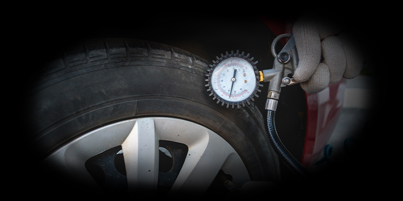 reifendruck im auto richtig messen Reifendruck im Auto messen – Auto an Tankstelle mit Manometer am Reifenventil