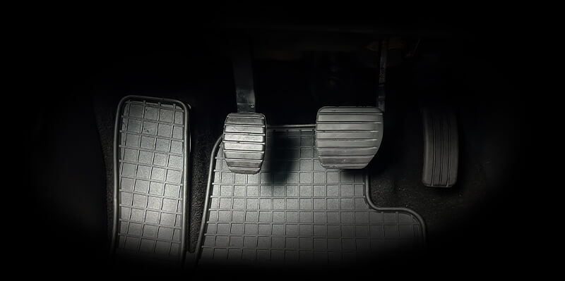 Kupplungspedal im Fahrzeug – Darstellung des Pedals bei einer Kupplungsprüfung in der Werkstatt Autobielat Swinemünde