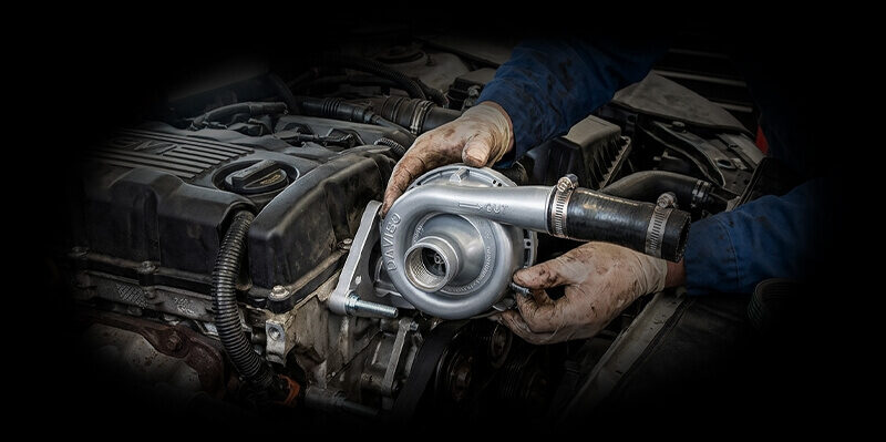 Wasserpumpe wechseln in Swinemünde – Mechaniker bei der Montage einer neuen Kühlmittelpumpe im Motorraum