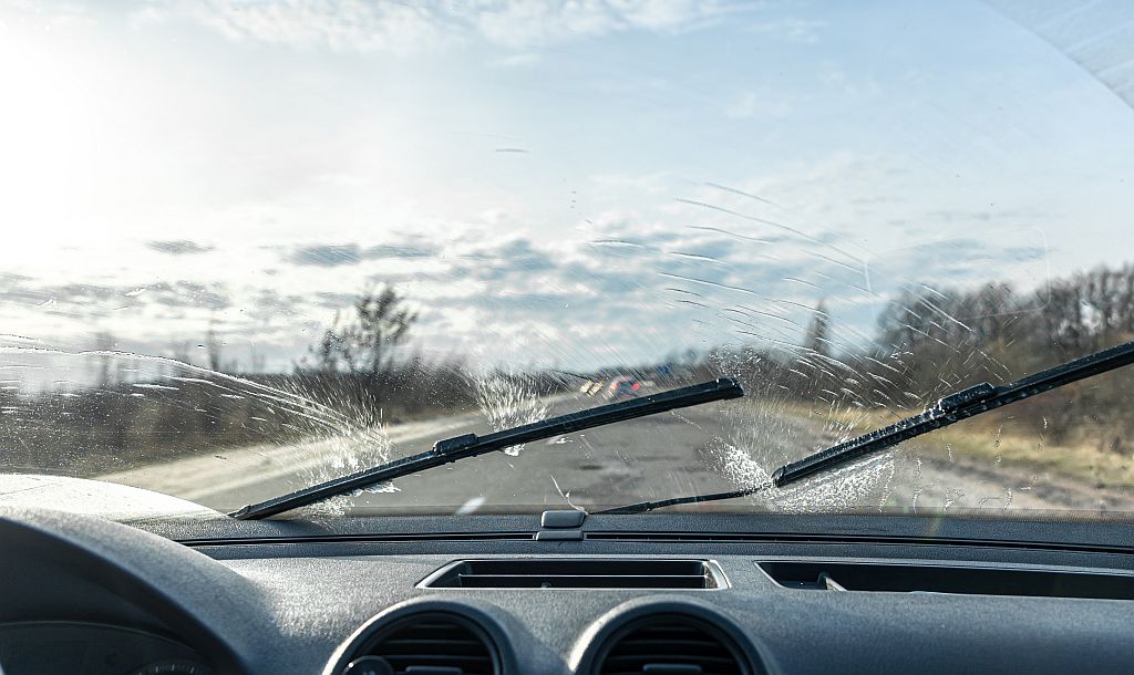 Autoscheibe im Winter – klare Sicht bei Schnee, Regen und Frost