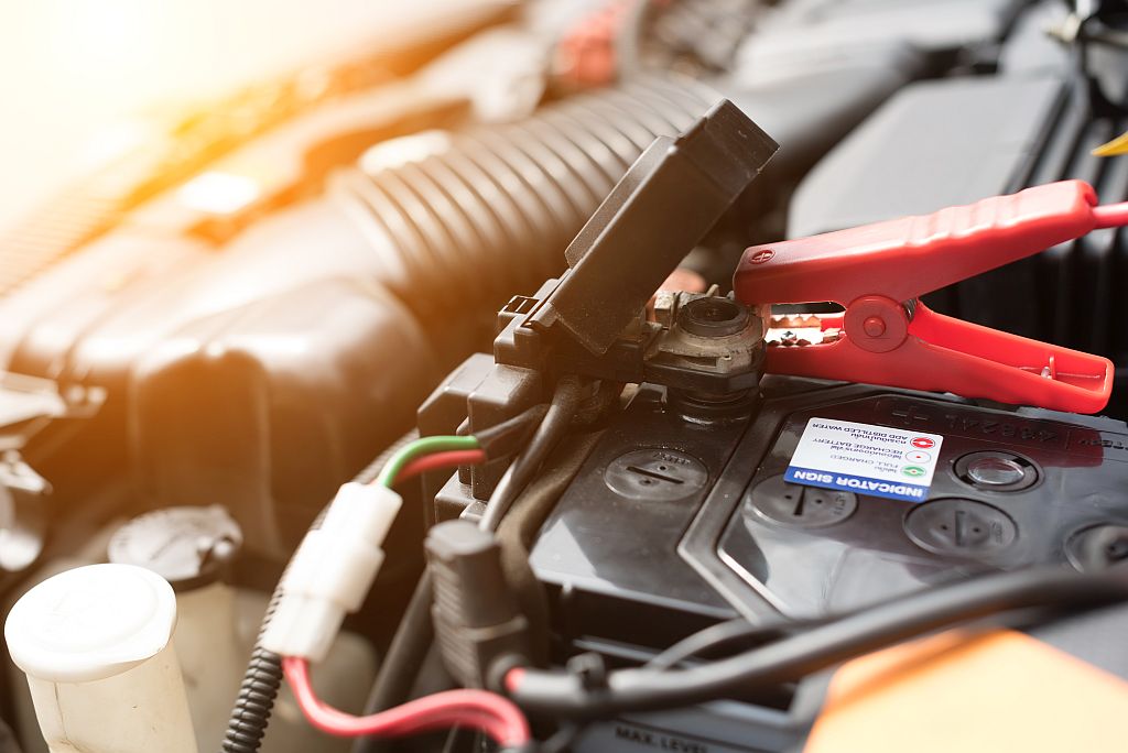 Autobatterie im Auto vor dem Winter prüfen