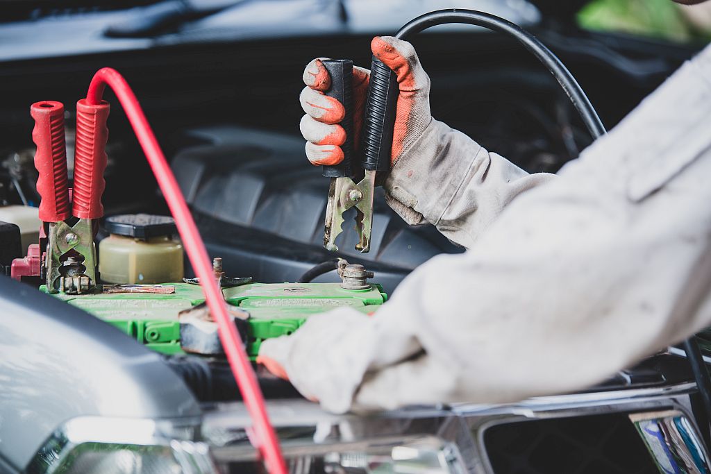 Leere Autobatterie laden – Autobatterie mit Ladegerät aufladen