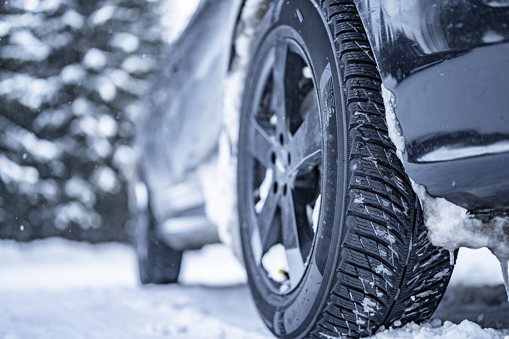Reifen vor dem Winter prüfen – Profiltiefe und Reifenzustand kontrollieren